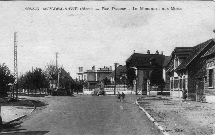 Rue Pasteur et le monument